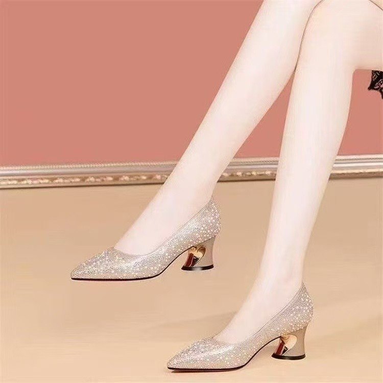 New Style Mid-Heel Women's Pointed-Toe Shoes with Pearls and Rhinestones, High-End Wedding Shoes for 2026 Spring and Autumn, Elegant Shoes to Match Cheongsam
