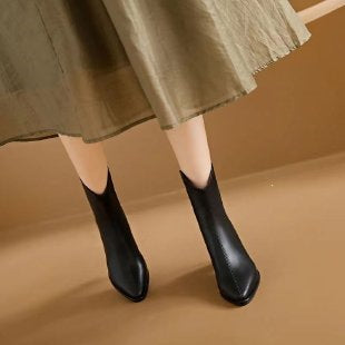 French-style fashionable high-heeled ankle boots, slim-fit boots for petite women, spring/autumn collection, pointed-toe, British style, chunky heel, V-cut, 2026 new model