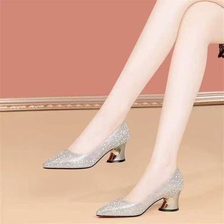 New Style Mid-Heel Women's Pointed-Toe Shoes with Pearls and Rhinestones, High-End Wedding Shoes for 2026 Spring and Autumn, Elegant Shoes to Match Cheongsam