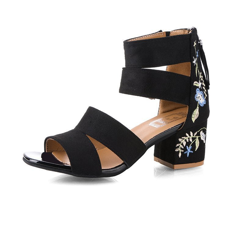 2026 Summer New European and American Retro Embroidered Sandals, Feminine Thick-Heeled Mid-Heel Foreign Trade Women's Shoes, Tassel Embroidered Shoes - Black white flower